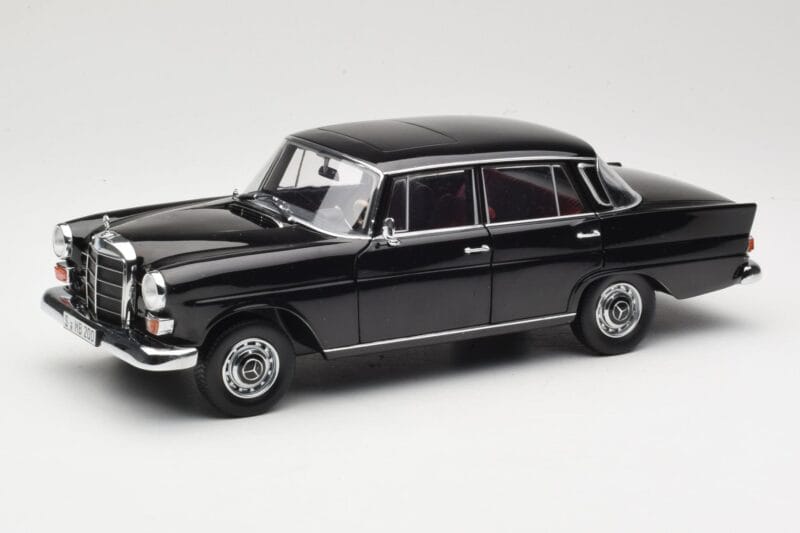 Mercedes 200 W110 Schwarz Norev 1:18 183574 Metall