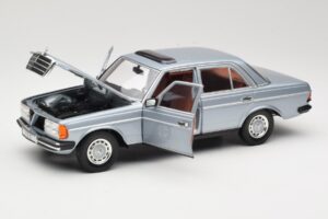 Mercedes 230E W123 Silber & Hellblau Revell 1:18 08407 Metall — Bild 2 von 8