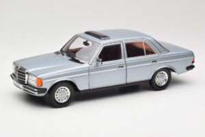 Mercedes 230E W123 Silber & Hellblau Revell 1:18 08407 Metall