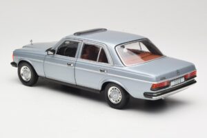 Mercedes 230E W123 Silber & Hellblau Revell 1:18 08407 Metall — Bild 7 von 8
