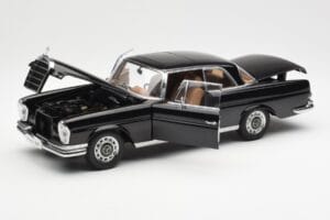 Mercedes 280 SE W111 Coupe Schwarz AUTOart 1:18 76286 Metall — Bild 2 von 8