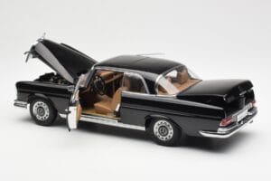 Mercedes 280 SE W111 Coupe Schwarz AUTOart 1:18 76286 Metall — Bild 5 von 8