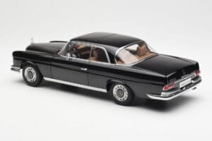 Mercedes 280 SE W111 Coupe Schwarz AUTOart 1:18 76286 Metall — Bild 7 von 8