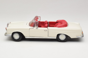 Mercedes 280 SE W108 Weiß Maisto 1:18 52111 Metall — Bild 4 von 8