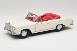 Mercedes 280 SE W108 Weiß Maisto 1:18 52111 Metall