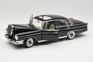 Mercedes 300 SE W112 Black Metallic Revell 1:18 08910 Metall — Bild 2 von 8