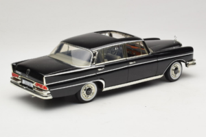Mercedes 300 SE W112 Black Metallic Revell 1:18 08910 Metall — Bild 3 von 8