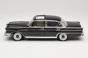 Mercedes 300 SE W112 Black Metallic Revell 1:18 08910 Metall — Bild 4 von 8