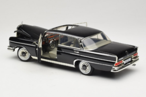 Mercedes 300 SE W112 Black Metallic Revell 1:18 08910 Metall — Bild 5 von 8