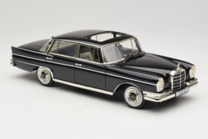 Mercedes 300 SE W112 Black Metallic Revell 1:18 08910 Metall — Bild 6 von 8