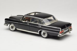 Mercedes 300 SE W112 Black Metallic Revell 1:18 08910 Metall — Bild 7 von 8