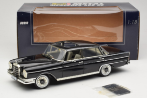 Mercedes 300 SE W112 Black Metallic Revell 1:18 08910 Metall — Bild 8 von 8