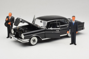 Mercedes 300 SE Schwarz mit Figuren Revell 1:18 9050 Metall — Bild 2 von 9