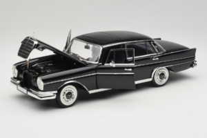 Mercedes 300 SE Schwarz mit Figuren Revell 1:18 9050 Metall — Bild 3 von 9