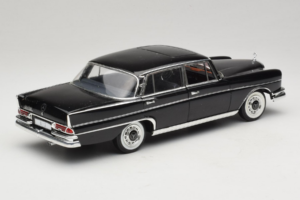 Mercedes 300 SE Schwarz mit Figuren Revell 1:18 9050 Metall — Bild 4 von 9