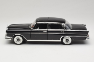 Mercedes 300 SE Schwarz mit Figuren Revell 1:18 9050 Metall — Bild 5 von 9