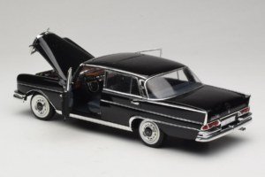 Mercedes 300 SE Schwarz mit Figuren Revell 1:18 9050 Metall — Bild 6 von 9