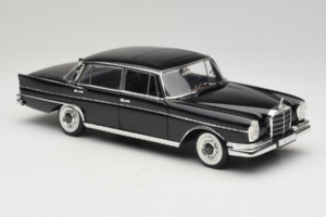 Mercedes 300 SE Schwarz mit Figuren Revell 1:18 9050 Metall — Bild 7 von 9