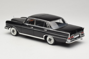 Mercedes 300 SE Schwarz mit Figuren Revell 1:18 9050 Metall — Bild 8 von 9