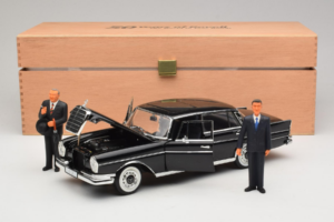 Mercedes 300 SE Schwarz mit Figuren Revell 1:18 9050 Metall — Bild 9 von 9
