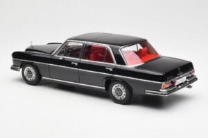 Mercedes 300 SEL 6.3 W109 Schwarz AUTOart 1:18 76140 Metall — Bild 7 von 8