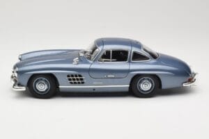 Mercedes 300 SL W198 Gullwing Light Blue Metallic Minichamps 1:18 110037220 Metall — Bild 4 von 8