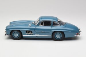 Mercedes 300 SL W198 Hellblau Minichamps 1:18 180039007 Metall — Bild 4 von 8