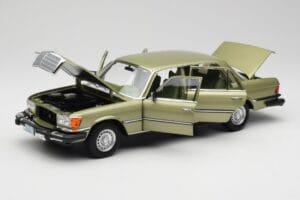Mercedes 450 SEL W116 J.R. Ewing Dallas Silbergrün Norev 1:18 183975 Metall — Bild 3 von 8