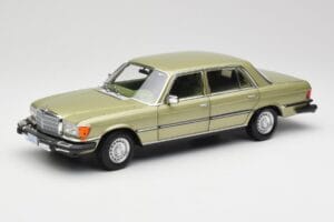 Mercedes 450 SEL W116 J.R. Ewing Dallas Silbergrün Norev 1:18 183975 Metall