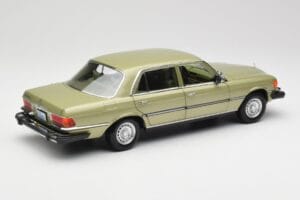 Mercedes 450 SEL W116 J.R. Ewing Dallas Silbergrün Norev 1:18 183975 Metall — Bild 5 von 8