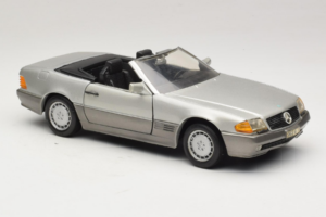 Mercedes SL 500 R129 Silber Revell 1:18 8801-P1 Metall — Bild 6 von 8