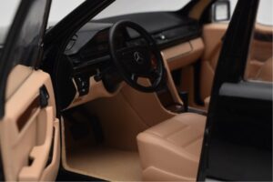 Mercedes 500E W124 Schwarz Limitierte Auflage Norev 1:18 183949 Metall — Bild 11 von 12