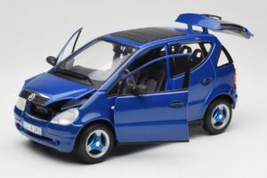 Mercedes A-Class W168 Dunkelblau Maisto 1:18 B66005219 Metall — Bild 2 von 8