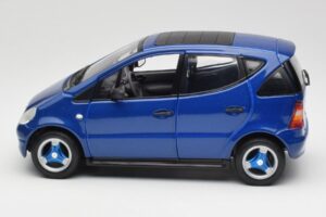 Mercedes A-Class W168 Dunkelblau Maisto 1:18 B66005219 Metall — Bild 4 von 8