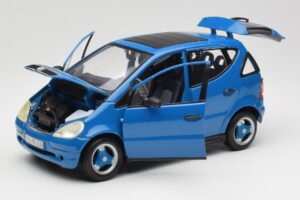 Mercedes A-Class W168 Hellblau Maisto 1:18 37800-M5 Metall — Bild 2 von 8