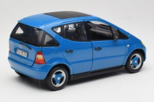 Mercedes A-Class W168 Hellblau Maisto 1:18 37800-M5 Metall — Bild 3 von 8