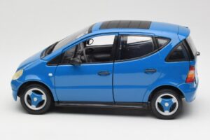 Mercedes A-Class W168 Hellblau Maisto 1:18 37800-M5 Metall — Bild 4 von 8