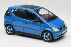 Mercedes A-Class W168 Hellblau Maisto 1:18 37800-M5 Metall — Bild 6 von 8