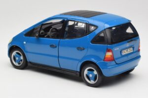 Mercedes A-Class W168 Hellblau Maisto 1:18 37800-M5 Metall — Bild 7 von 8