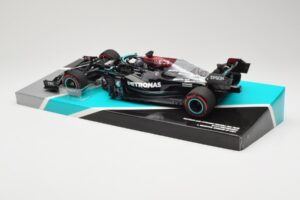 Mercedes AMG Petronas W12 E Performance #44 L. Hamilton Bahrain GP 2021 Minichamps 1:18 113210144 Metall — Bild 5 von 6