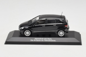 Mercedes B-Class W245 Fahrschule Schwarz Minichamps 1:43 MB005 Metall