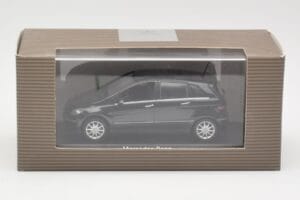 Mercedes B-Class W245 Cosmos Black Minichamps 1:43 B66962218 Metall — Bild 4 von 4
