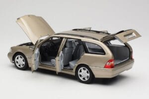 Mercedes C-Class T-Model W202 Smoke Silver Norev 1:18 183388 Metall — Bild 4 von 8