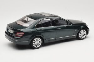 Mercedes C-Class W204 Avantgarde Dunkelgrün AUTOart 1:18 B66962366 Metall — Bild 2 von 8
