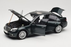 Mercedes C-Class W204 Avantgarde Dunkelgrün AUTOart 1:18 B66962366 Metall — Bild 3 von 8