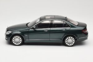 Mercedes C-Class W204 Avantgarde Dunkelgrün AUTOart 1:18 B66962366 Metall — Bild 4 von 8
