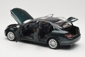Mercedes C-Class W204 Avantgarde Dunkelgrün AUTOart 1:18 B66962366 Metall — Bild 5 von 8