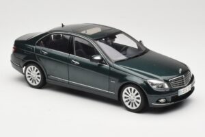Mercedes C-Class W204 Avantgarde Dunkelgrün AUTOart 1:18 B66962366 Metall — Bild 6 von 8