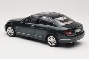 Mercedes C-Class W204 Avantgarde Dunkelgrün AUTOart 1:18 B66962366 Metall — Bild 7 von 8