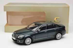 Mercedes C-Class W204 Avantgarde Dunkelgrün AUTOart 1:18 B66962366 Metall — Bild 8 von 8